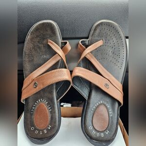 Mens Metro size 9 unique flip flops